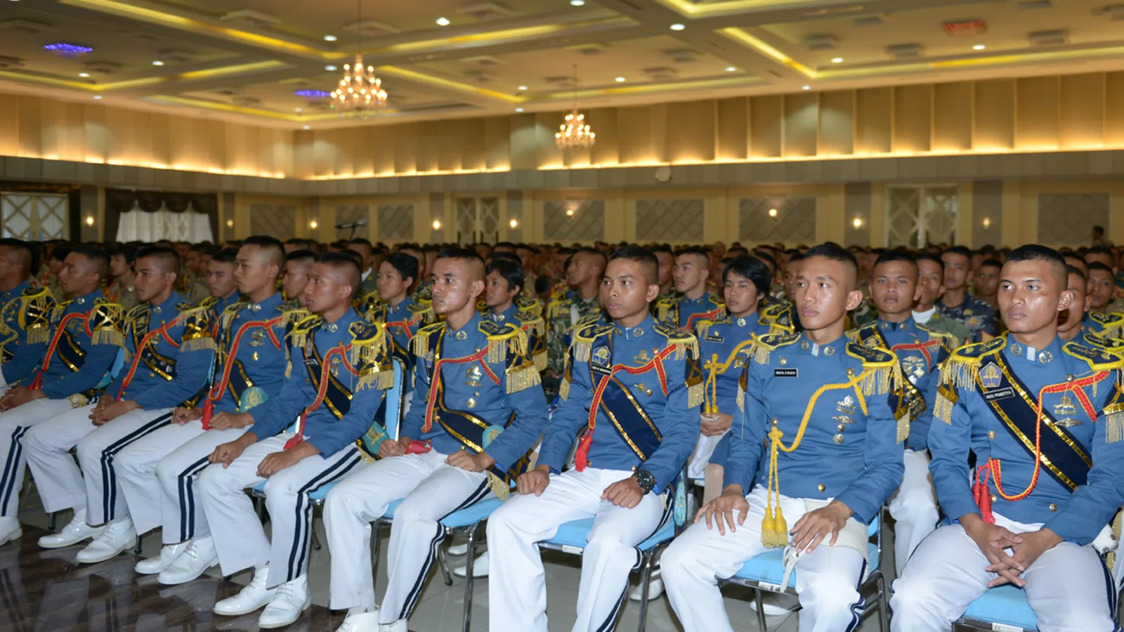 Taruna Akademi Angkatan Laut (AAL) berseragam duduk di aula di Bumimoro, Surabaya