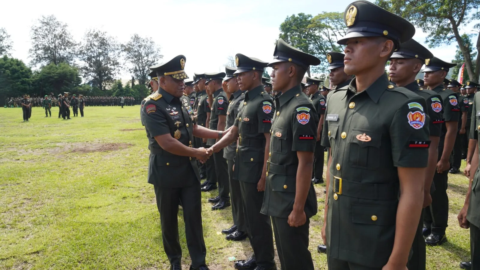 Pelantikan prajurit Tamtama TNI AD di lapangan upacara
