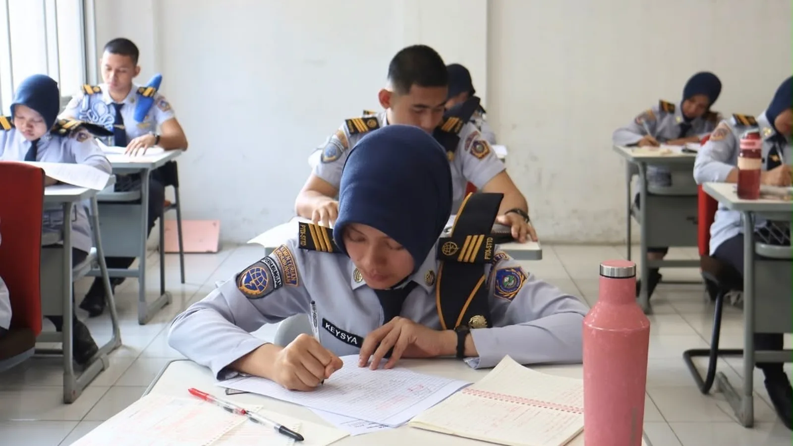 Taruna PTDI-STTD mengerjakan ujian di kelas