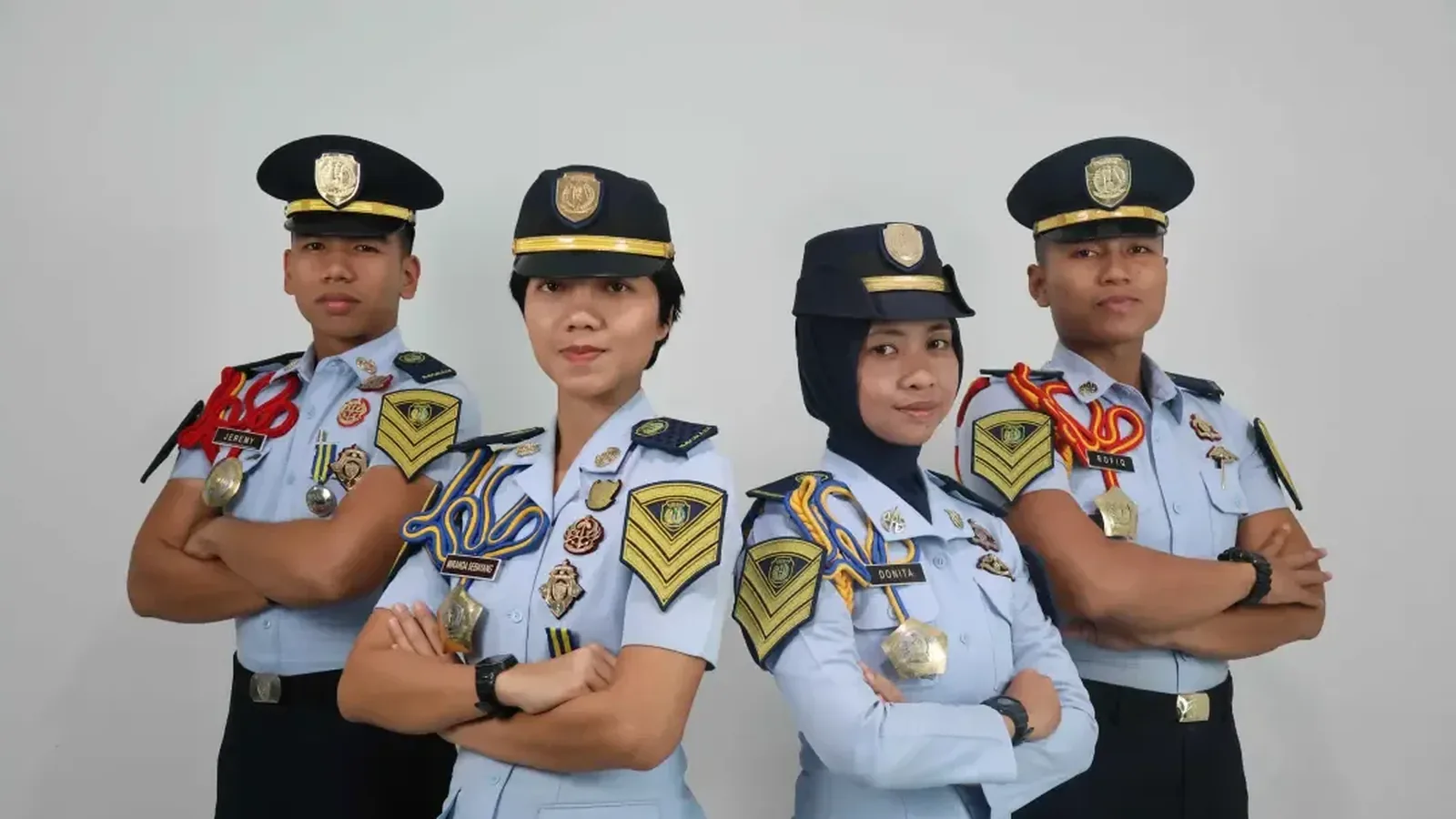 Empat taruna dan taruni Poltekimipas berseragam dinas