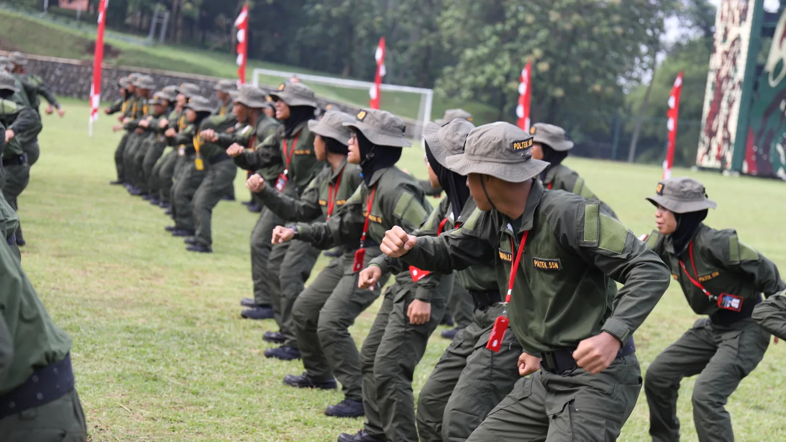 Taruna sekolah kedinasan berlatih fisik di lapangan
