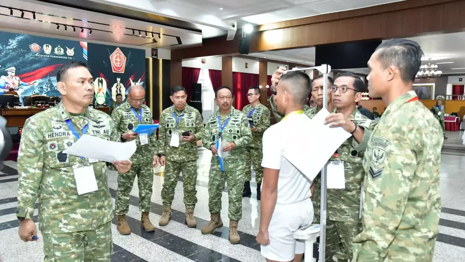 Panitia memeriksa calon taruna Akademi TNI pada Sidang Pra Pantukhir 2026