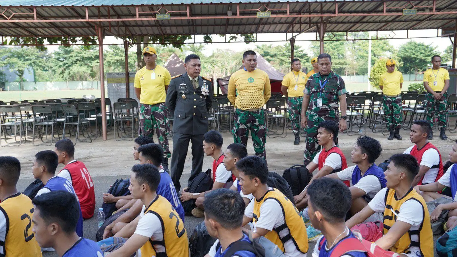Calon Bintara PK TNI AD Panda Makassar berompi nomor peserta saat tes kesegaran jasmani 2024